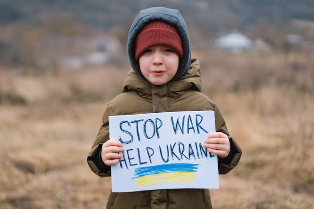 Krieg Russlands gegen die Ukraine Der weinende Junge bittet darum, den Krieg in der Ukraine zu beenden