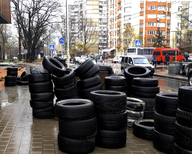 Krieg zwischen der Ukraine und Russland Kiewer Straßenbarrikaden aus Autoreifen Sperrpfosten auf der Kiewer Straße