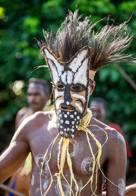 Krieger des Asmat-Stammes in einer Kampfmaske.