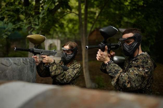 Krieger zielen mit Paintballgewehren, Teamspiel