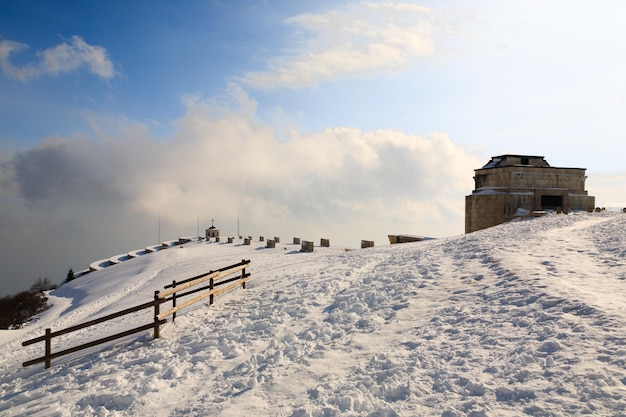 Kriegerdenkmal Wahrzeichen italienischen Alpen Berg Grappa