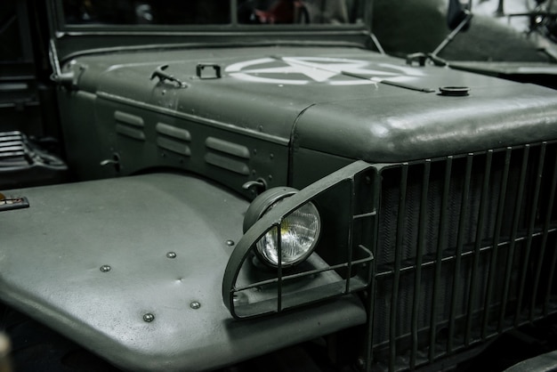 Kriegerjeep mit Stern auf der Motorhaube