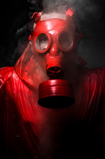 Kriegskonzept, Mann mit roter Gasmaske.