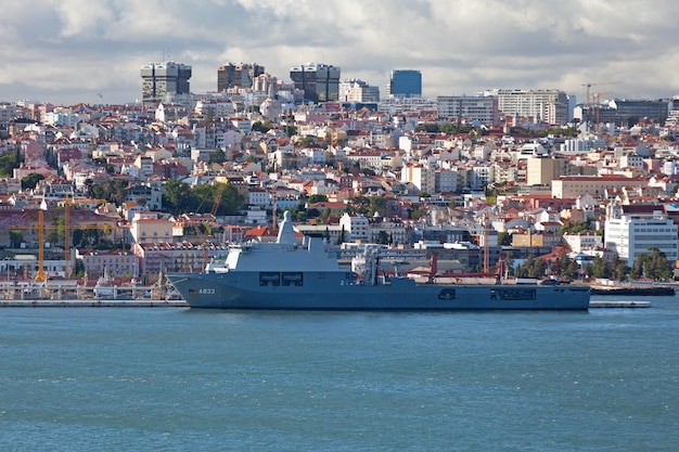 Kriegsschiff vertäut an der Seestation in Lissabon