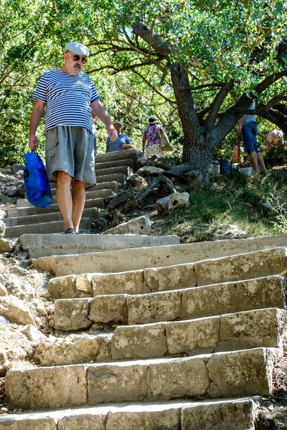 Krim Balaklava 15. September 2019 Menschen steigen zu einem der Schwarzmeerstrände auf der Krim ab Das Konzept eines Strandurlaubs