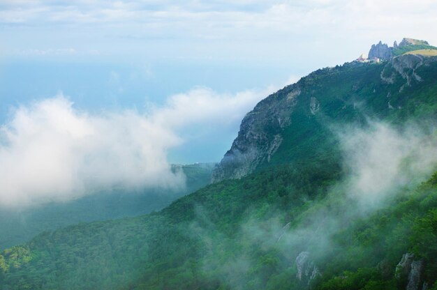 Krim-Landschaft mit Bergwolken und Meer