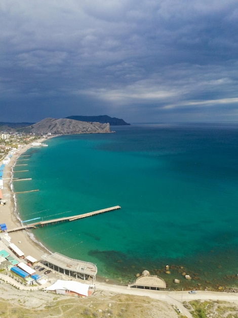 Krim Mai 2021 Eine Reihe von Stränden in der Stadt Sudak Blick von der genuesischen Festung auf die Bucht von Sudak Sudak