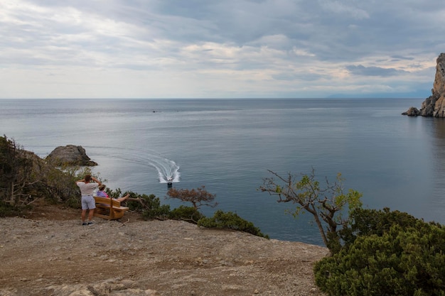 Krim-Schwarzmeer-Küste Landschaft Seeberge und Himmel das Konzept von Reisen und Tourismus