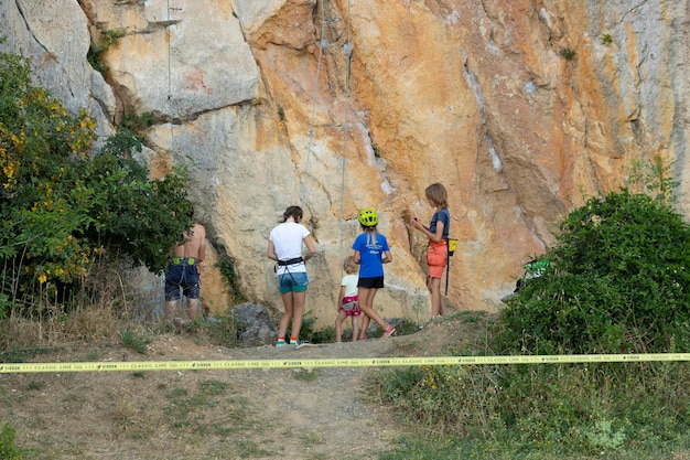 Krim Ukraine 28. Juli 2021 Extremer Kletterer auf einem steilen grauroten Felsen in den Krimbergen