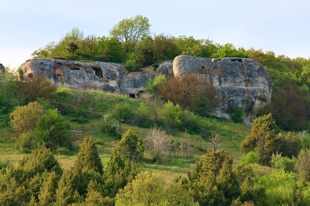 Krim (Ukraine) Berglandschaft. In steinigem Bergsenkrechthang - alte Höhlensiedlung Eski-Kermen.