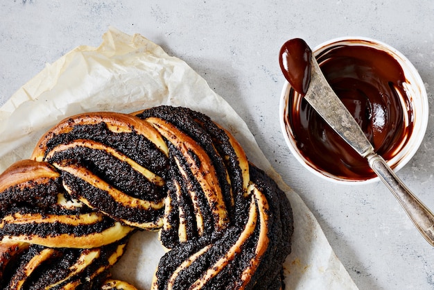 Kringle da Estônia. Brioche com papoula e chocolate, grinalda.