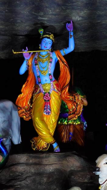 Krishna hob den Berg auf sein Fingerszenen-Statuenbild