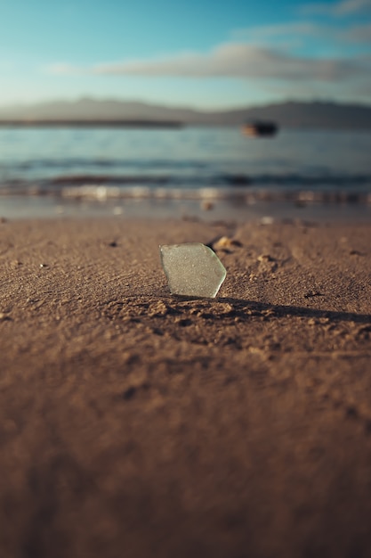 Kristall auf dem Sand