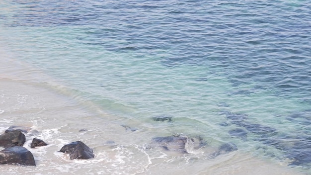 Kristallblaues, azurblaues, transparentes Meer an der türkisfarbenen Wasseroberfläche der kalifornischen Küste