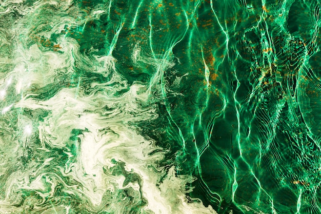 Kristallines grünes Wasser mit Wellen