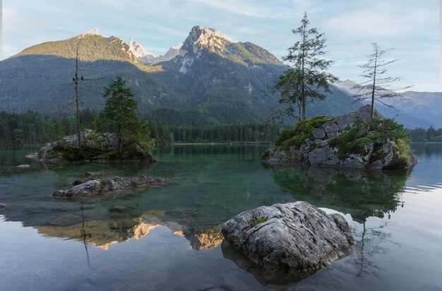 Kristallklarer Alpen-Tarn mit felsigen Inseln Szene beim Sonnenaufgang Hintersee Deutschland