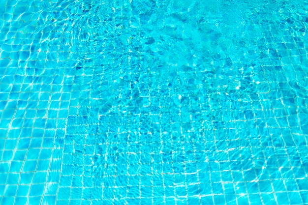 Kristallklares blaues Wasser im Pool