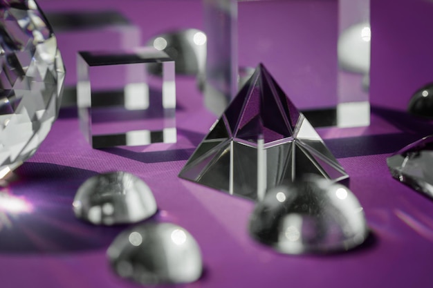 Kristallprisma, das Licht bricht, magische Kristalle und Pyramidenkugel und Würfel auf violettem Hintergrund Spirituelle Heilkristallpraxis Feng Shui gutes Energieflusskonzept backgroundxAxA