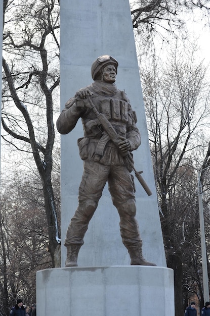 Krivoy Rog Ucrânia 05 12 2023Monumento de bronze a um soldado em uma rua da cidade Vista frontal