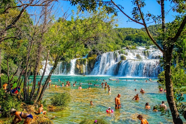 Krka Croatia Turistas de agosto de 2016 tomando banho na água a famosa cachoeira do parque natural