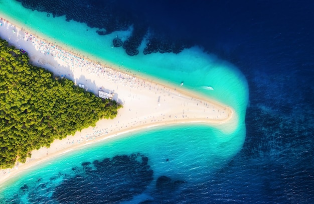 Kroatien Insel Hvar Bol Panorama-Luftaufnahme am Strand Zlatni Rat und Meer aus der Luft Berühmter Ort in Kroatien Sommerseelandschaft aus Drohne Reisebild