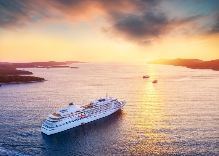 Kroatien Luftbild auf dem Kreuzfahrtschiff bei Sonnenuntergang Abenteuer und Reisen Landschaft mit Kreuzfahrtschiff an der Adria Luxuskreuzfahrt Reisebild
