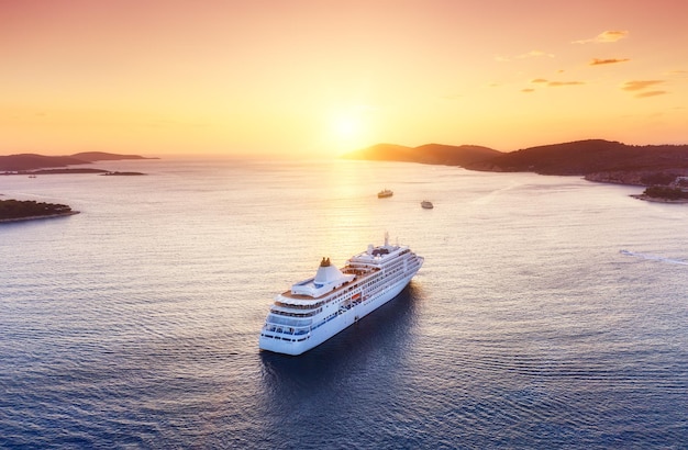 Kroatien Luftbild auf dem Kreuzfahrtschiff bei Sonnenuntergang Abenteuer und Reisen Landschaft mit Kreuzfahrtschiff an der Adria Luxuskreuzfahrt Reisebild