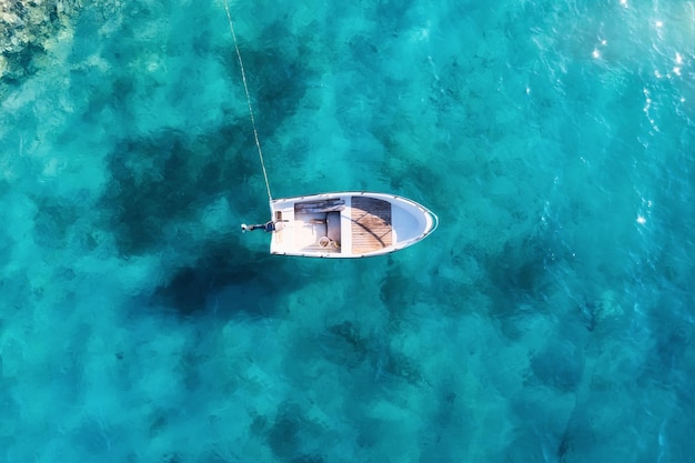 Kroatien Sommer Luftaufnahme des schwimmenden Bootes auf der blauen Adria am sonnigen Tag Boot auf der Meeresoberfläche Seascape von Drohne Reisen und Freizeit