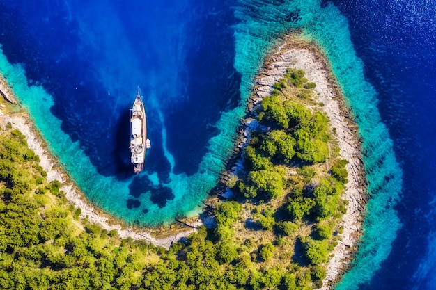 Kroatien Yachten an der Meeresoberfläche Luftaufnahme des schwimmenden Luxusboots auf der blauen Adria am sonnigen Tag Reisebild