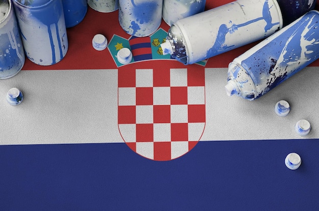 Kroatische Flagge und wenige gebrauchte Aerosol-Sprühdosen für Graffiti-Malerei Street-Art-Kulturkonzept