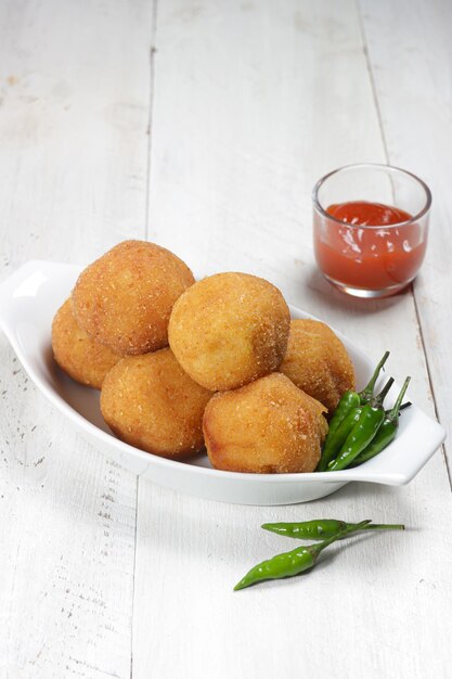 Kroket kentang o croqueta es un bocadillo tradicional hecho de papa y otras verduras