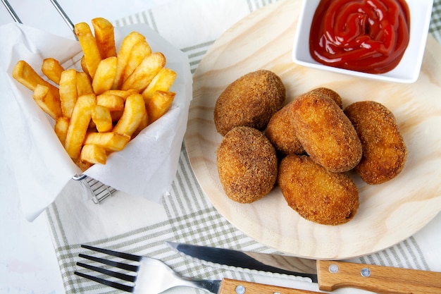 Kroketten mit Chips und gebratenen Tomaten