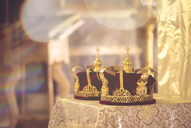 Krone für die Hochzeit in orthodoxem Kirchengold. Dunsttonung.