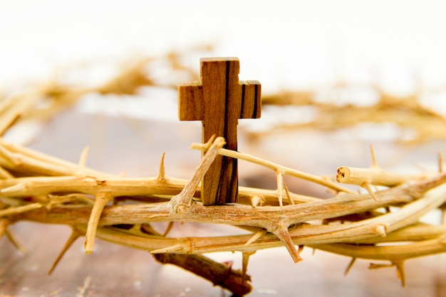 Krone und Holzkreuz