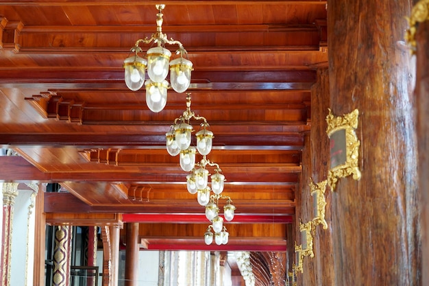 Kronleuchterlampe an der Decke im buddhistischen Tempel in Thailand