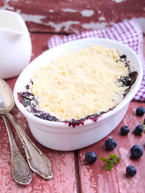 Krümel mit Blaubeere, Heidelbeere in der weißen Platte