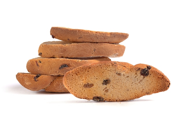 Krümelgetrocknetes Brot mit Rosinen auf weißer Oberfläche