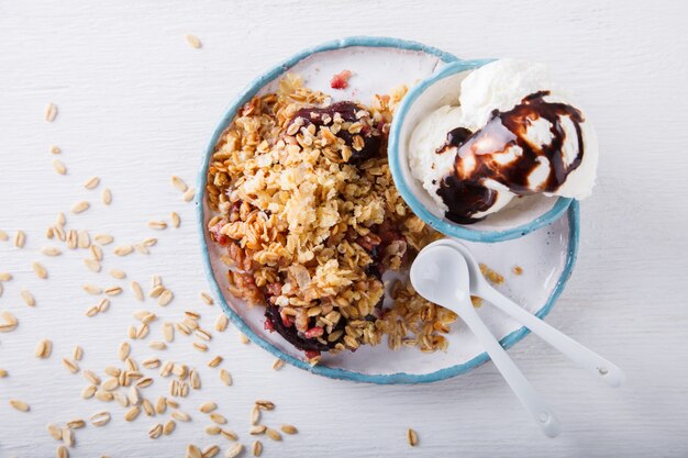 Foto krümelpflaumen mit einem kreis aus weißem eis.