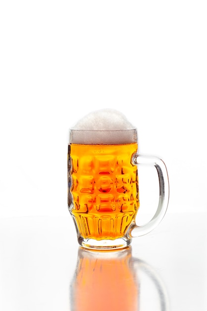 Krug helles Bier hautnah auf weißem Hintergrund