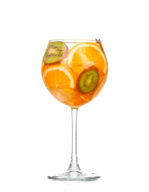 Krug mit einem erfrischenden Getränk mit Zitronenscheiben von Orange und Kiwi auf weißem Hintergrund