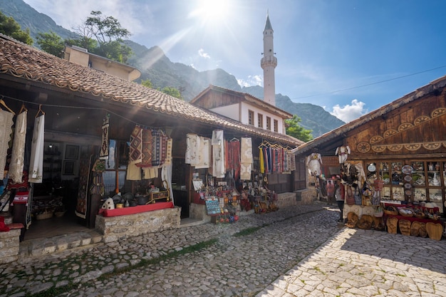 KRUJA ALBÂNIA 10 DE SETEMBRO DE 2022 Mercado tradicional otomano em Kruja perto da cidade natal de Tirana do herói nacional Skanderbeg Mercado de pulgas na Albânia Artigos antigos e lembranças para venda