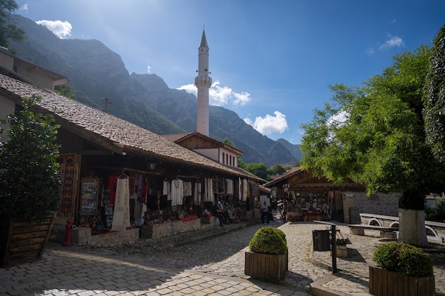 KRUJA ALBANIEN 10. SEPTEMBER 2022 Traditioneller osmanischer Markt in Kruja bei Tirana, Geburtsstadt des Nationalhelden Skanderbeg Flohmarkt in Albanien Antiquitäten und Souvenirs zum Verkauf