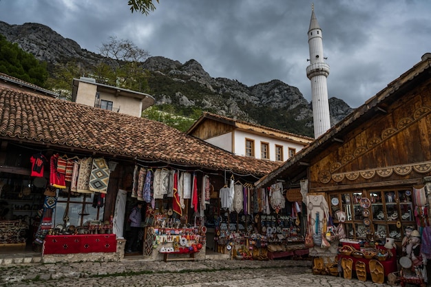 KRUJE ALBÂNIA 19 DE NOVEMBRO DE 2022 Tradicional mercado otomano em Kruja, cidade natal do Herói Nacional