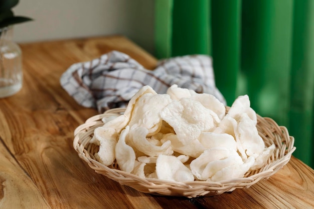 Krupuk Upil oder Krupuk Mlarat Indonesischer beliebter Cracker aus Maniokmehl und ohne Öl gebraten