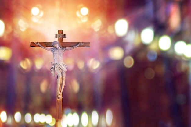 Foto kruzifix, jesus am kreuz in der kirche mit lichtstrahl aus glasmalerei, osterfest der christlichen kirche