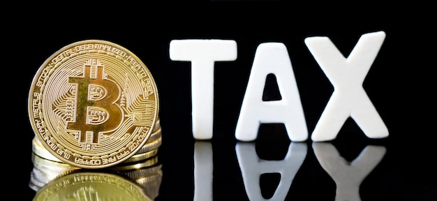 Foto krypto-währung-bitcoin-münze mit tax-nachricht, konzept zur bestimmung des steuergesetzes für digitales geld.