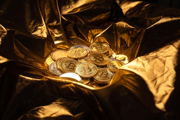 kryptomünze und bitcoin auf goldenem hintergrund, goldminenhintergrund