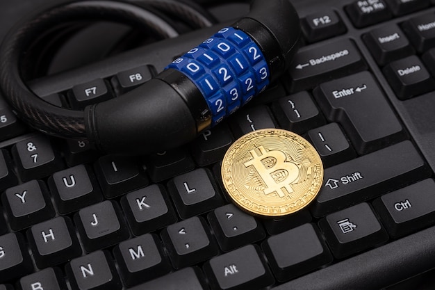 Kryptowährung Bitcoin mit Sperre auf der Tastatur. Bitcoin-Sicherheit.