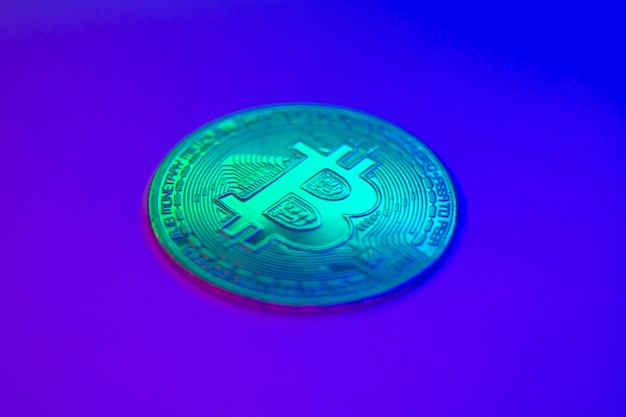 Kryptowährung goldene Münze mit Bitcoin-Symbol auf isoliert auf schwarzem Hintergrund Bitcoin-Münze auf farbigem Hintergrund Bitcoin-Kryptowährung Kryptowährungs-Coin-Konzept