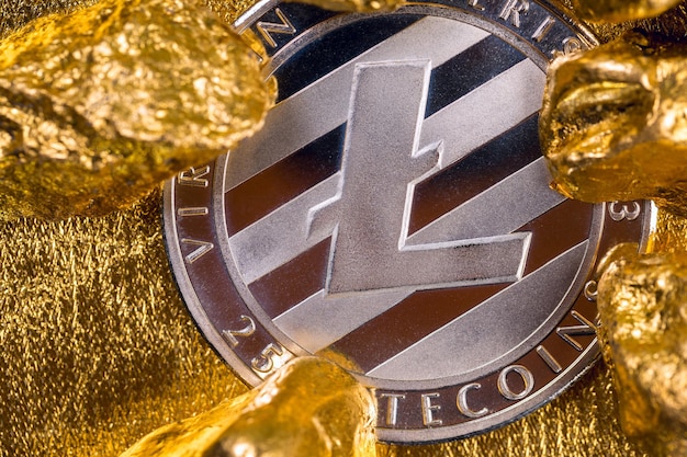 Kryptowährung goldene Münzen Bitcoin Ethereum Litecoin auf dem Hintergrund von Goldnuggets Virtuelles Geldkonzept